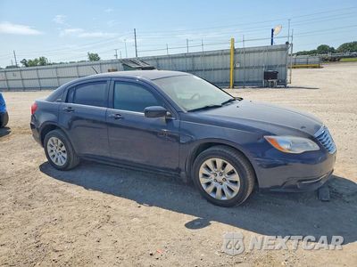 Czwarte zdjęcie samochodu z boku: 2014 CHRYSLER 200 LX VIN:1C3CCBAB6EN124207 - miniatura