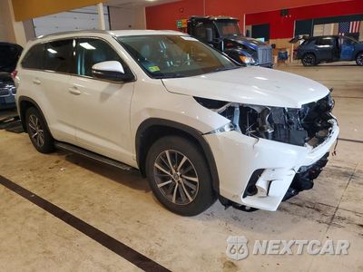 Czwarte zdjęcie samochodu z boku: 2017 TOYOTA HIGHLANDER XLE VIN:5TDJZRFH9HS477031 - miniatura