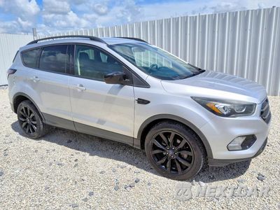 Czwarte zdjęcie samochodu z boku: 2018 FORD ESCAPE SE VIN:1FMCU0GD3JUB67825 - miniatura