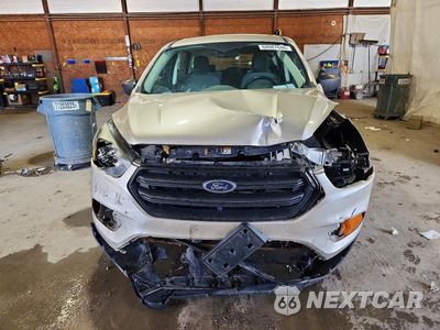 Piąte zdjęcie samochodu w środku: 2018 FORD ESCAPE S VIN:1FMCU0F79JUA88154 - miniatura