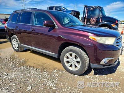 Czwarte zdjęcie samochodu z boku: 2013 TOYOTA HIGHLANDER PLUS VIN:5TDBK3EH4DS268474 - miniatura