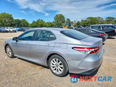 Drugie zdjęcie samochodu z przodu: 2018 TOYOTA CAMRY LE VIN:4T1B11HK6JU145132 - miniatura