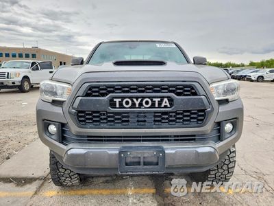Piąte zdjęcie samochodu w środku: 2018 TOYOTA TACOMA TRD SPORT VIN:3TMCZ5AN1JM121399 - miniatura