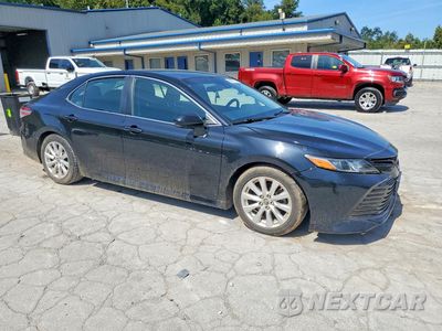 Czwarte zdjęcie samochodu z boku: 2018 TOYOTA CAMRY LE VIN:4T1B11HK0JU012320 - miniatura