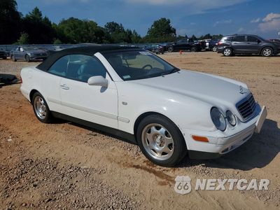 Czwarte zdjęcie samochodu z boku: 1999 MERCEDES-BENZ CLK 320 VIN:WDBLK65G0XT006677 - miniatura