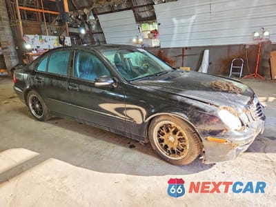 Czwarte zdjęcie samochodu z boku: 2007 MERCEDES-BENZ E 550 4MATIC VIN:WDBUF90X27X212612 - miniatura