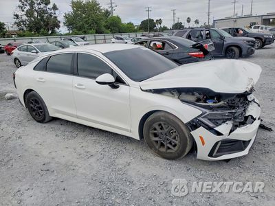 Czwarte zdjęcie samochodu z boku: 2025 KIA K5 LXS VIN:KNAG24J72S5345528 - miniatura