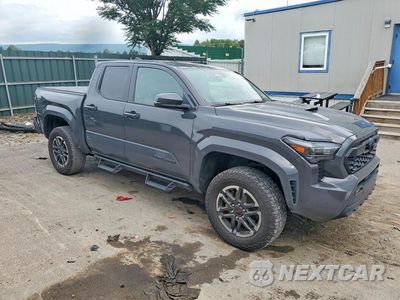 Czwarte zdjęcie samochodu z boku: 2024 TOYOTA TACOMA TRD SPORT VIN:3TMLB5JN5RM049526 - miniatura