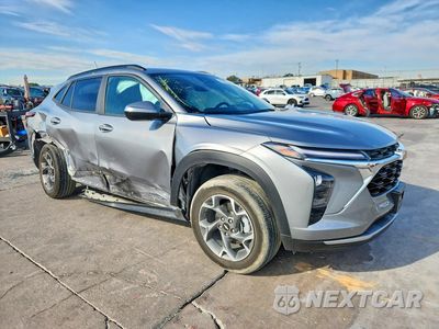 Czwarte zdjęcie samochodu z boku: 2024 CHEVROLET TRAX 1LT VIN:KL77LHE29RC237707 - miniatura