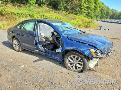 Czwarte zdjęcie samochodu z boku: 2018 VOLKSWAGEN PASSAT S VIN:1VWAA7A33JC042131 - miniatura