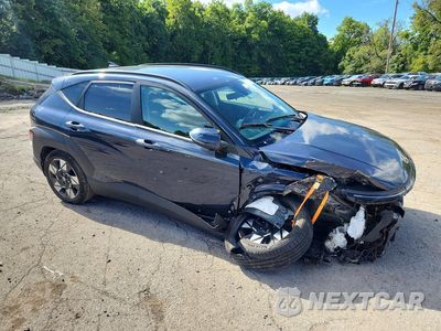Czwarte zdjęcie samochodu z boku: 2025 HYUNDAI KONA SEL VIN:KM8HBCAB7SU325833 - miniatura