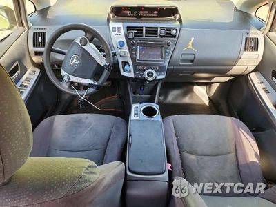 Zdjęcie 8 z 12 samochodu: 2013 TOYOTA PRIUS V TWO VIN:JTDZN3EU6D3219815 - miniatura