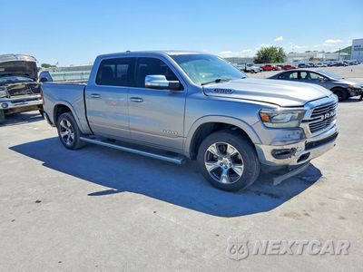 Czwarte zdjęcie samochodu z boku: 2022 RAM 1500 LARAMIE VIN:1C6SRFJTXNN239731 - miniatura