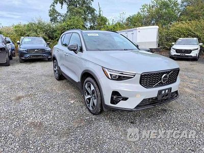 Trzecie zdjęcie samochodu z tyłu: 2026 VOLVO XC40 PLUS VIN:YV4L12UC5T2790699 - miniatura