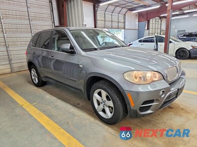 Czwarte zdjęcie samochodu z boku: 2011 BMW X5 XDRIVE50I VIN:5UXZV8C55BL419427 - miniatura