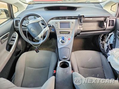 Zdjęcie 8 z 12 samochodu: 2015 TOYOTA PRIUS TWO VIN:JTDKN3DU2F1884048 - miniatura