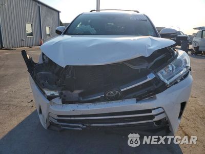 Piąte zdjęcie samochodu w środku: 2019 TOYOTA HIGHLANDER LE VIN:5TDZZRFH3KS350138 - miniatura