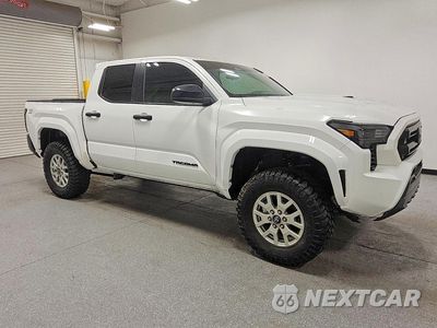 Czwarte zdjęcie samochodu z boku: 2025 TOYOTA TACOMA TRD SPORT VIN:3TMLB5JN2SM193444 - miniatura