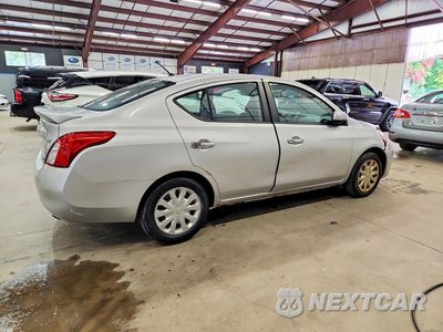 Trzecie zdjęcie samochodu z tyłu: 2013 NISSAN VERSA 1.6 S VIN:3N1CN7AP5DL853508 - miniatura