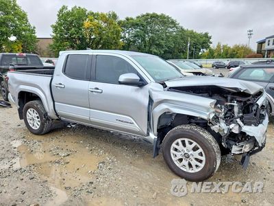 Czwarte zdjęcie samochodu z boku: 2025 TOYOTA TACOMA SR5 VIN:3TMLB5JN7SM154767 - miniatura