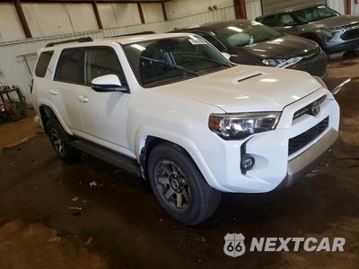 Czwarte zdjęcie samochodu z boku: 2024 TOYOTA 4RUNNER TRD OFF-ROAD PREMIUM VIN:JTERU5JR9R6239042 - miniatura