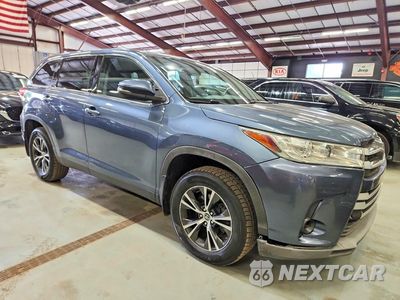 Czwarte zdjęcie samochodu z boku: 2019 TOYOTA HIGHLANDER LE VIN:5TDBZRFH3KS986561 - miniatura