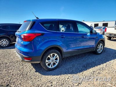 Trzecie zdjęcie samochodu z tyłu: 2019 FORD ESCAPE SE VIN:1FMCU9GD8KUA00995 - miniatura