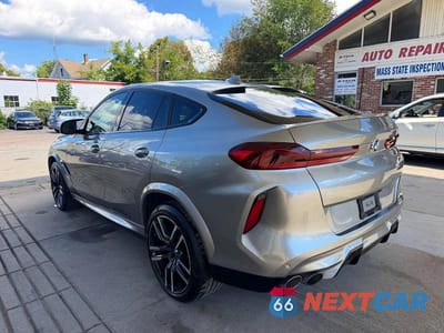 Trzecie zdjęcie samochodu z tyłu: 2021 BMW X6 M VIN:5YMCY0C06M9F61901 - miniatura