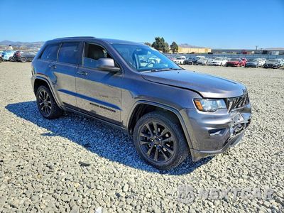 Czwarte zdjęcie samochodu z boku: 2018 JEEP GRAND CHEROKEE LAREDO VIN:1C4RJFAG7JC440218 - miniatura