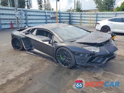 Czwarte zdjęcie samochodu z boku: 2018 LAMBORGHINI AVENTADOR S VIN:ZHWUG4ZD5JLA06879 - miniatura