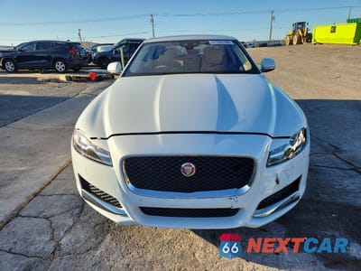 Piąte zdjęcie samochodu w środku: 2019 JAGUAR XF PRESTIGE VIN:SAJBK4FX7KCY78204 - miniatura