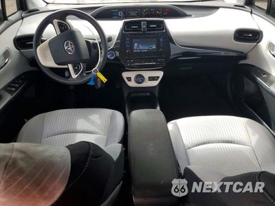 Zdjęcie 8 z 12 samochodu: 2017 TOYOTA PRIUS TWO VIN:JTDKBRFU2H3047283 - miniatura