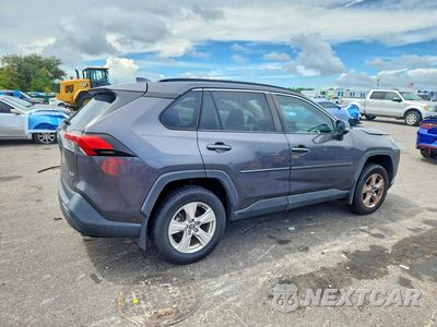 Trzecie zdjęcie samochodu z tyłu: 2021 TOYOTA RAV4 XLE VIN:2T3W1RFV4MW103907 - miniatura