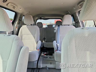 Zdjęcie 10 z 13 samochodu: 2018 TOYOTA SIENNA LE VIN:5TDKZ3DC9JS938873 - miniatura