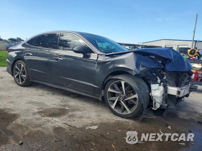 Czwarte zdjęcie samochodu z boku: 2021 HYUNDAI SONATA SEL PLUS VIN:5NPEJ4J22MH114777 - miniatura