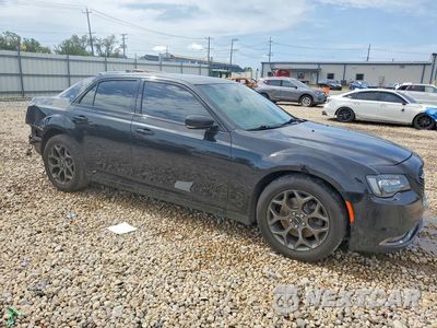 Czwarte zdjęcie samochodu z boku: 2016 CHRYSLER 300 S VIN:2C3CCAGG2GH283041 - miniatura