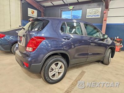 Trzecie zdjęcie samochodu z tyłu: 2018 CHEVROLET TRAX LS VIN:3GNCJNSB4JL309505 - miniatura
