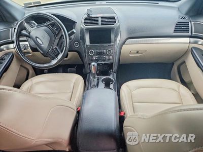 Zdjęcie 8 z 12 samochodu: 2019 FORD EXPLORER XLT VIN:1FM5K8D82KGA67705 - miniatura