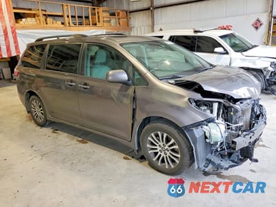 Czwarte zdjęcie samochodu z boku: 2019 TOYOTA SIENNA XLE 8-PASSENGER VIN:5TDYZ3DC6KS019909 - miniatura
