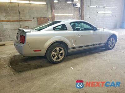 Trzecie zdjęcie samochodu z tyłu: 2005 FORD MUSTANG VIN:1ZVFT80N455151538 - miniatura