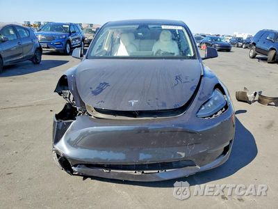 Piąte zdjęcie samochodu w środku: 2025 TESLA MODEL Y VIN:7SAYGAEE0SF268045 - miniatura