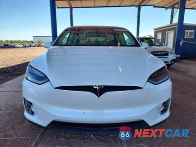 Piąte zdjęcie samochodu w środku: 2018 TESLA MODEL X VIN:5YJXCBE23JF140588 - miniatura