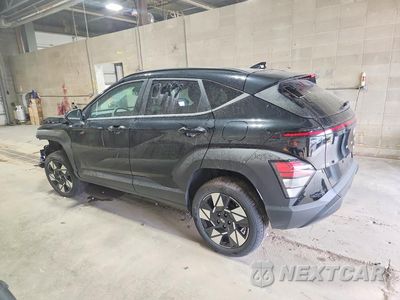 Drugie zdjęcie samochodu z przodu: 2025 HYUNDAI KONA SEL VIN:KM8HBCAB4SU279555 - miniatura
