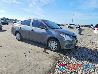 Czwarte zdjęcie samochodu z boku: 2019 NISSAN VERSA S VIN:3N1CN7AP0KL801538 - miniatura