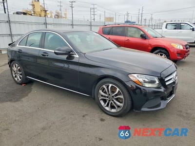 Czwarte zdjęcie samochodu z boku: 2018 MERCEDES-BENZ C 300 VIN:55SWF4JB9JU255375 - miniatura