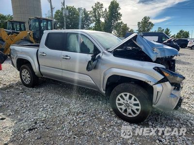 Czwarte zdjęcie samochodu z boku: 2024 TOYOTA TACOMA SR5 VIN:3TMLB5JN7RM038687 - miniatura
