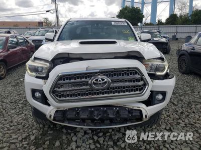 Piąte zdjęcie samochodu w środku: 2017 TOYOTA TACOMA TRD SPORT VIN:3TMCZ5AN7HM078410 - miniatura