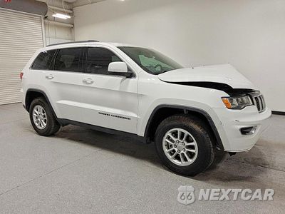 Czwarte zdjęcie samochodu z boku: 2020 JEEP GRAND CHEROKEE LAREDO VIN:1C4RJEAGXLC245128 - miniatura