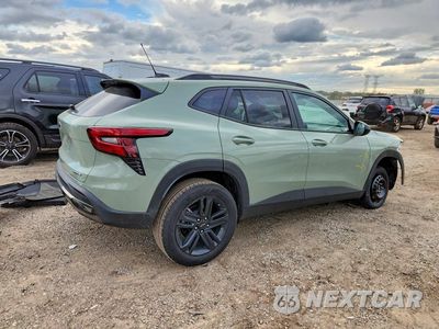 Trzecie zdjęcie samochodu z tyłu: 2025 CHEVROLET TRAX ACTIV VIN:KL77LKEP6SC287348 - miniatura