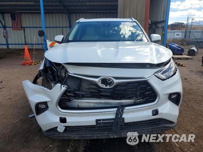 Piąte zdjęcie samochodu w środku: 2022 TOYOTA HIGHLANDER XLE VIN:5TDGZRBH6NS565580 - miniatura